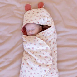 Bear Swaddle - OCS - Berries 5 Bear Swaddle - OCS - Berries -Camcam Copenhagen Store 762 Bear Swaddle P90 Berries 01